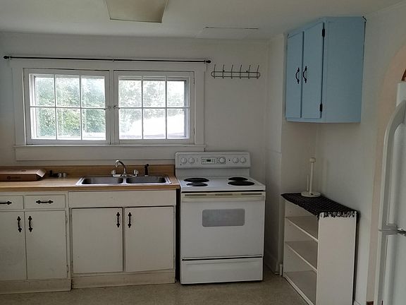 Large, bright, eat-in kitchen