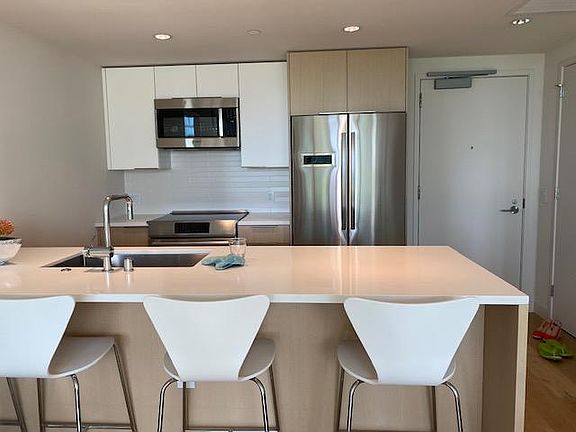 3rd image of 1001 Queen St #802