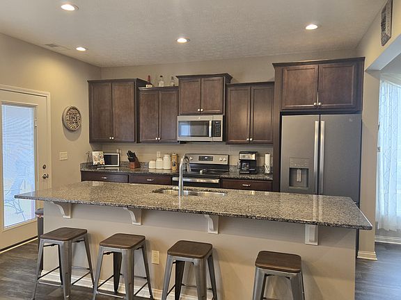5th image of 898 Loebner Ave