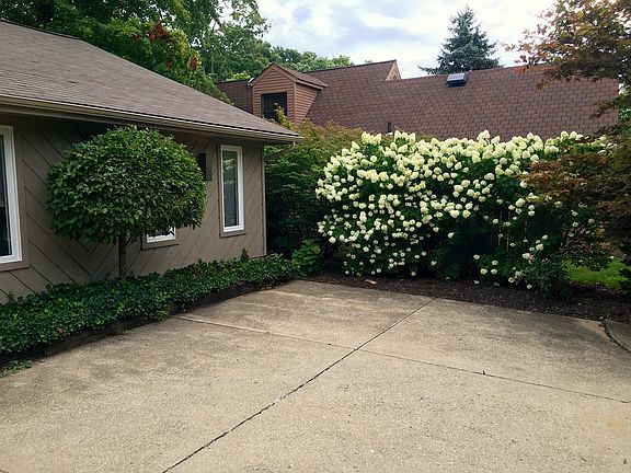 3rd image of 32127 Springside Ln