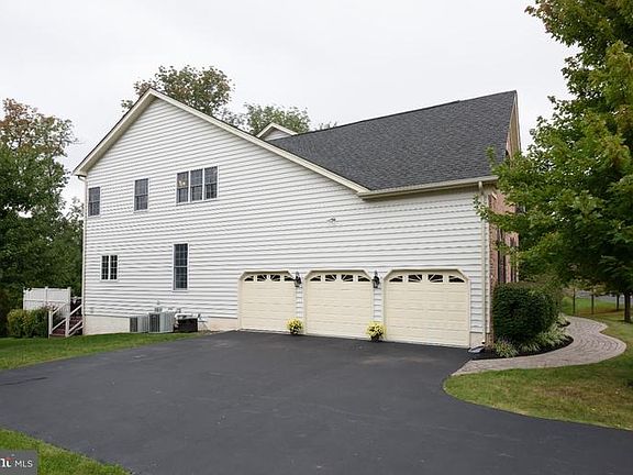 4th image of 11 Goldfinch Cir