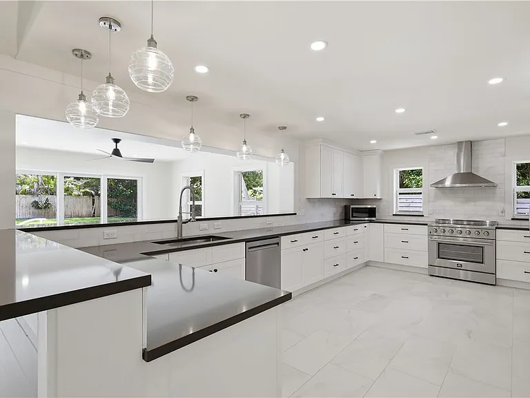 726 Live Oak Ln — Photo 2