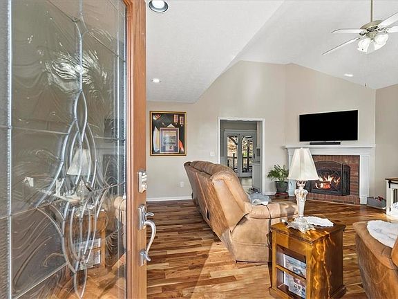 4th image of 150 Kings Ct SW