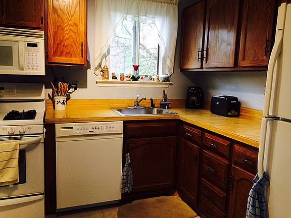 3rd image of 9 Hickory Ct