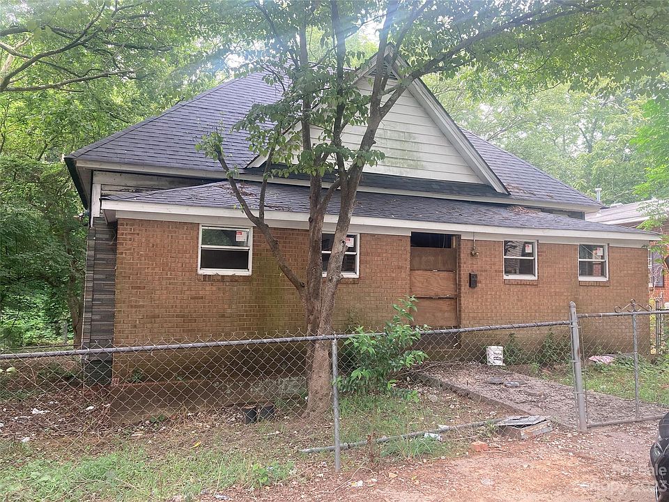 1st image of 220 E Bell St