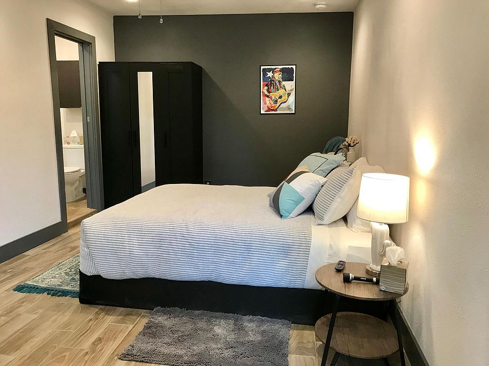Attached studio apartment with comfy Queen size bed