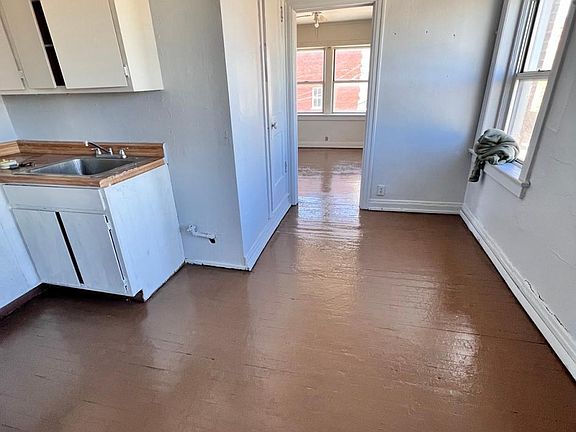 4th image of 1027 E 9th St #1