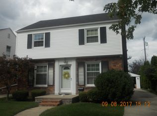 1968 Norwood Dr, Grosse Pointe Woods, MI 48236