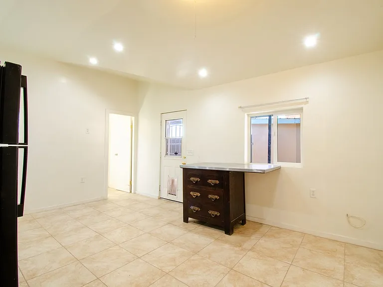 1935 N Park Ave — Photo 11