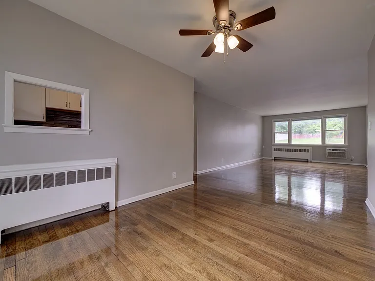 Riverhill Apartments — Photo 12