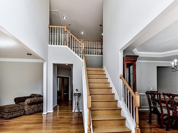 2nd image of 104 Serenade Ln