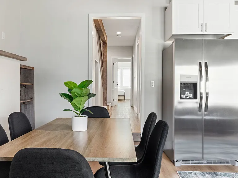 1707 Kelton Ave — Photo 9