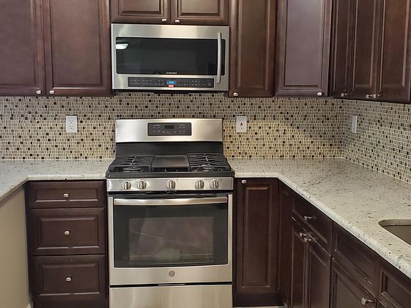 3rd image of 934 W Side Ave Floor 1
