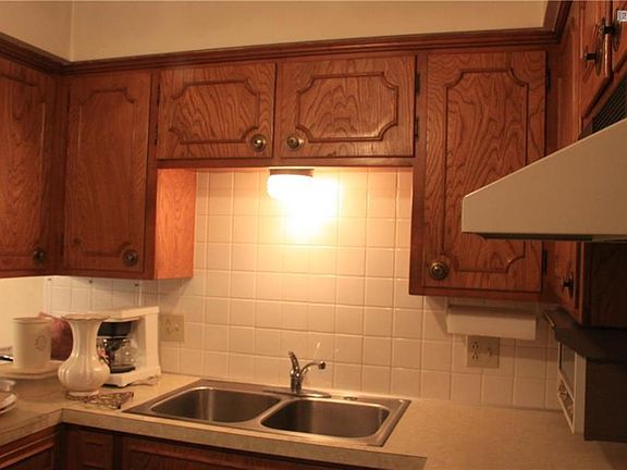 Beautiful and well maintained kitchen cabinets. Loads of storage in this kitchen!