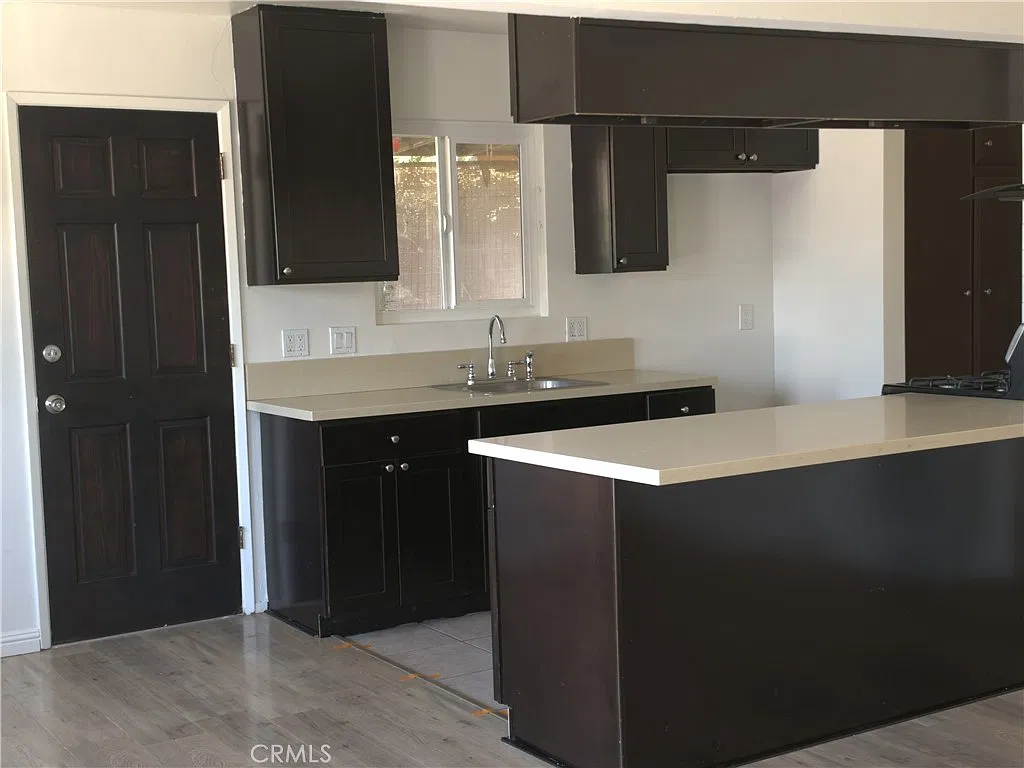 1 bed, 900 sqft, $2,200 — Photo 3