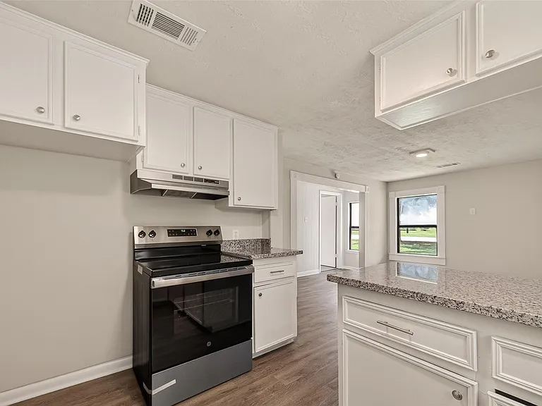 2303 N Cleveland St — Photo 17