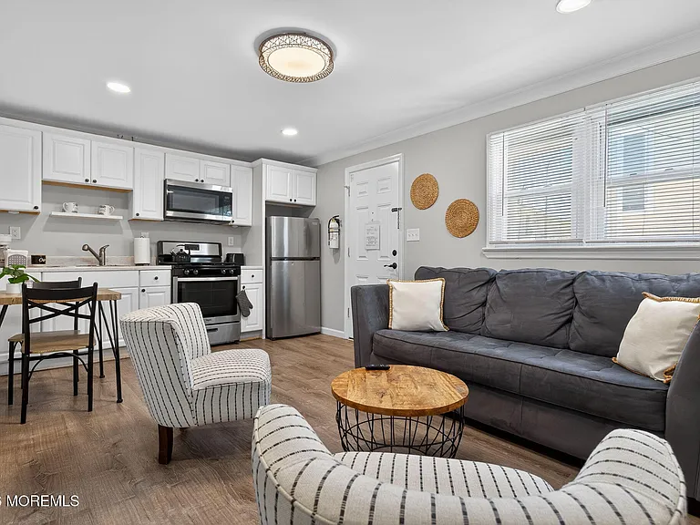 32 Franklin Ave — Photo 42