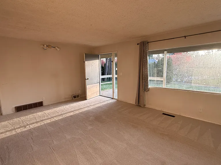 12435 NE 104th St — Photo 7