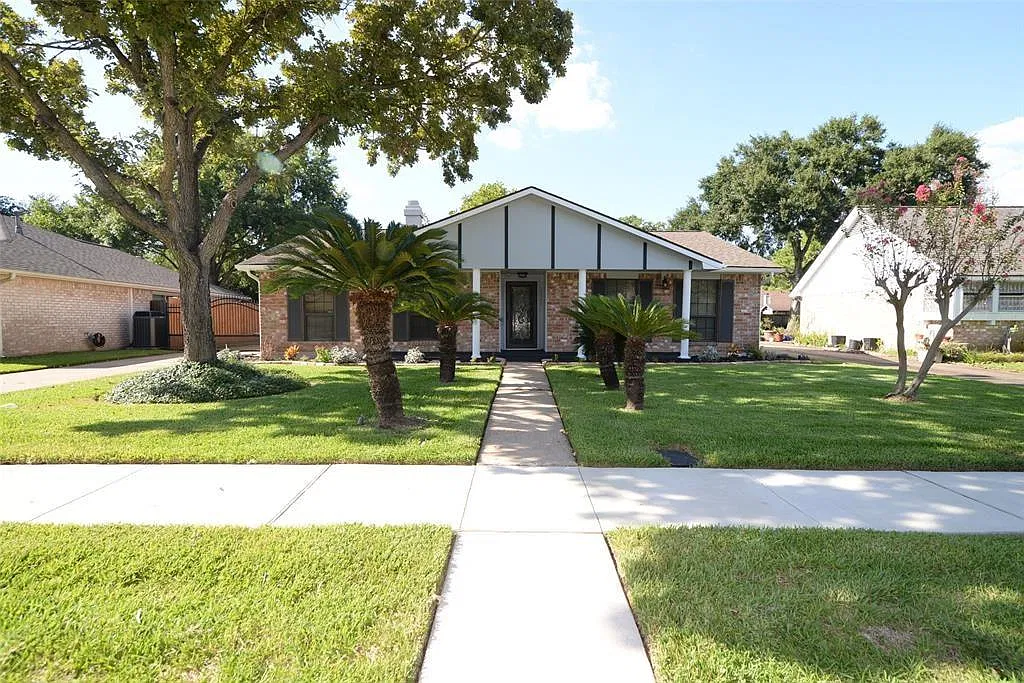 3 bed, 2.0 bath, 1795 sqft, $2,200 — Photo 2