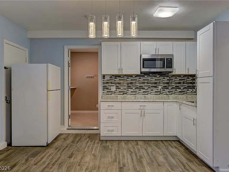 3896 Acapulco Ave — Photo 30