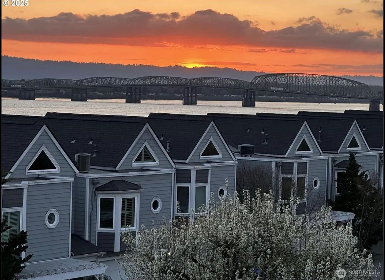 520 SE Columbia River Dr — Photo 1