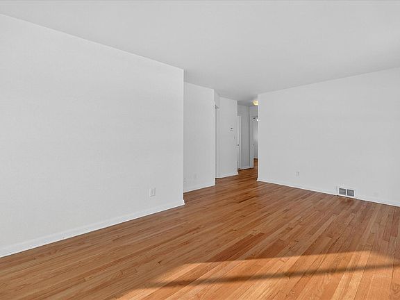 4th image of 1614 Winsted Blvd