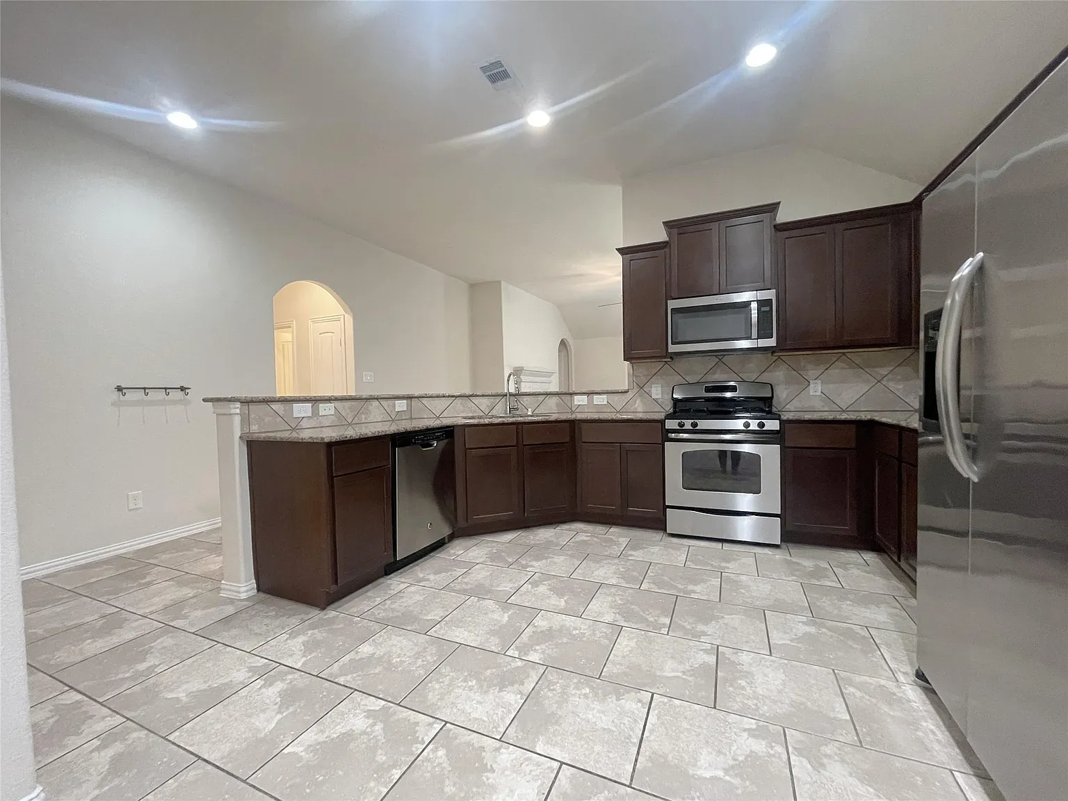 4 bed, 2.0 bath, 2005 sqft, $2,425 — Photo 3