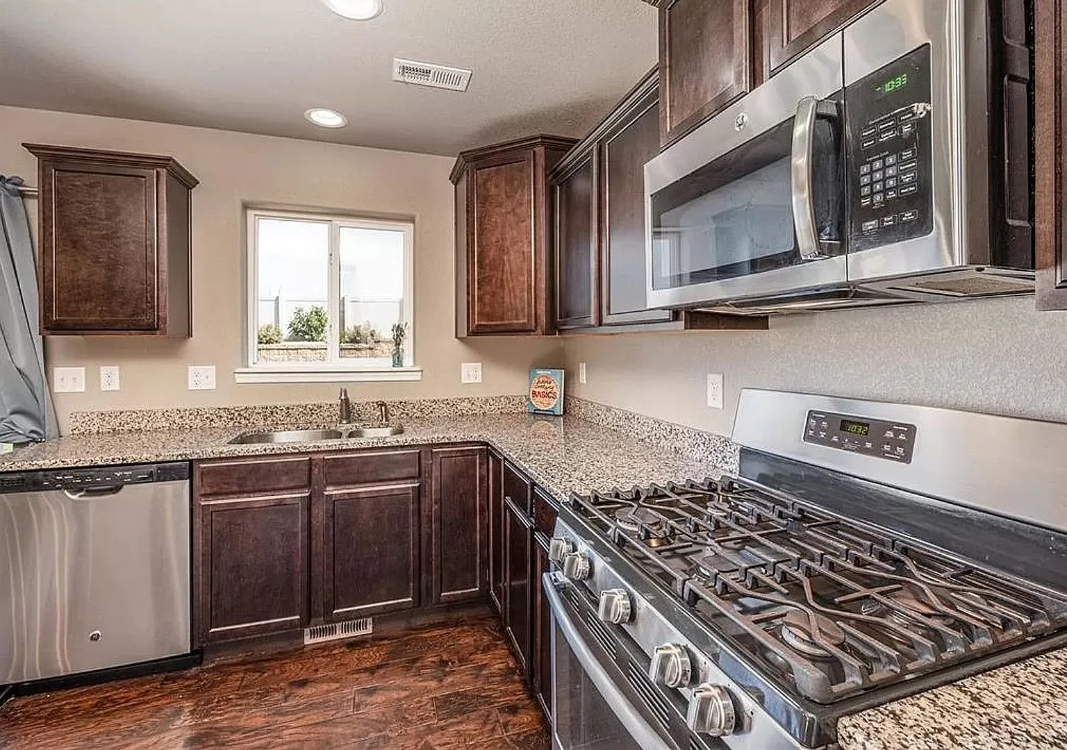 Well Maintained Single Family Home for Rent — Photo 3
