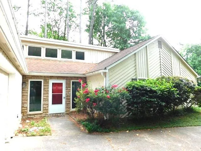 Building Photo - 1710 Pine Rd