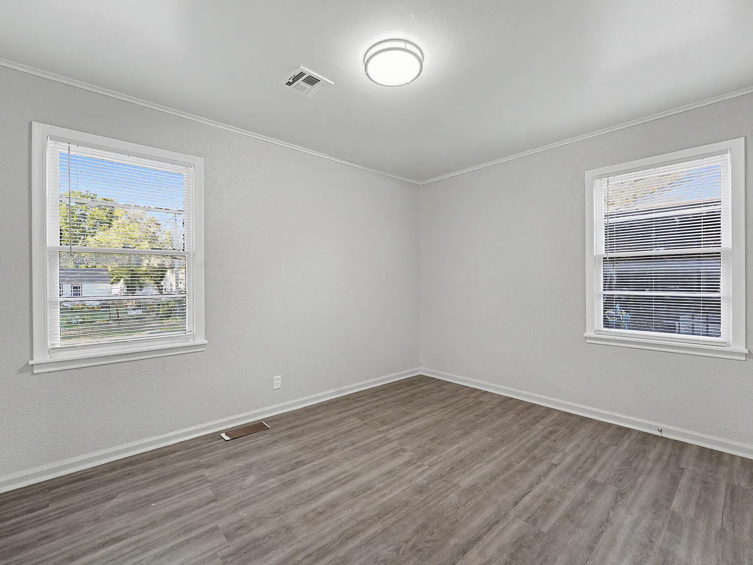3 bed, 1066 sqft, $1,300 — Photo 2