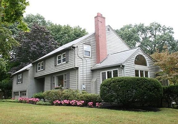 2nd image of 4 Herrick Ln