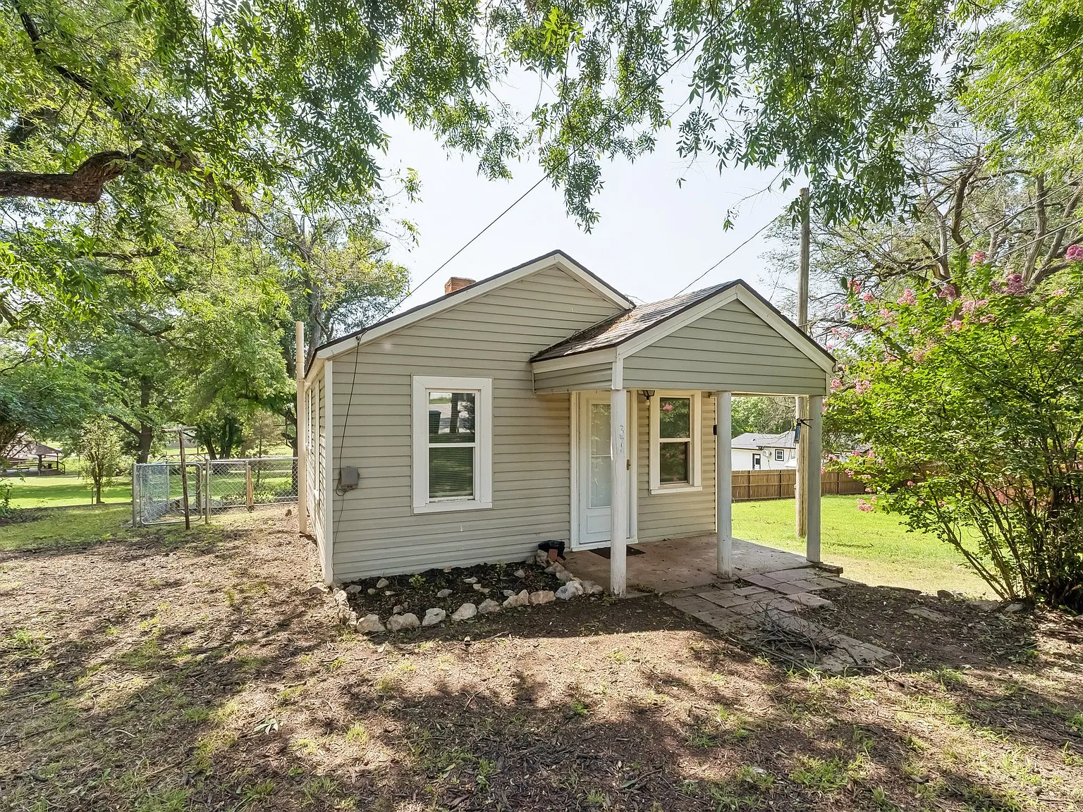 2 bed, 576 sqft, $895 — Photo 2