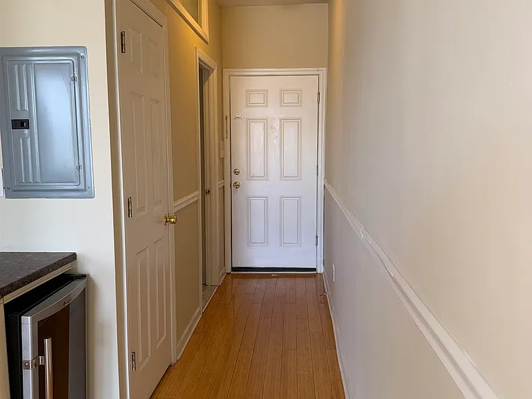 998 Broadway — Photo 3