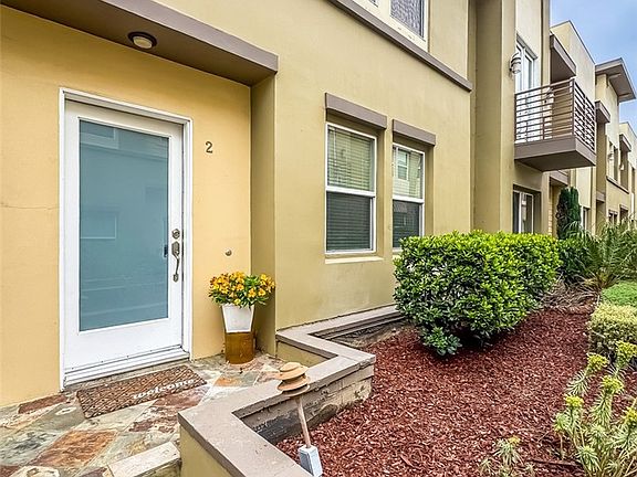 3rd image of 431 N Los Robles Ave Unit 2