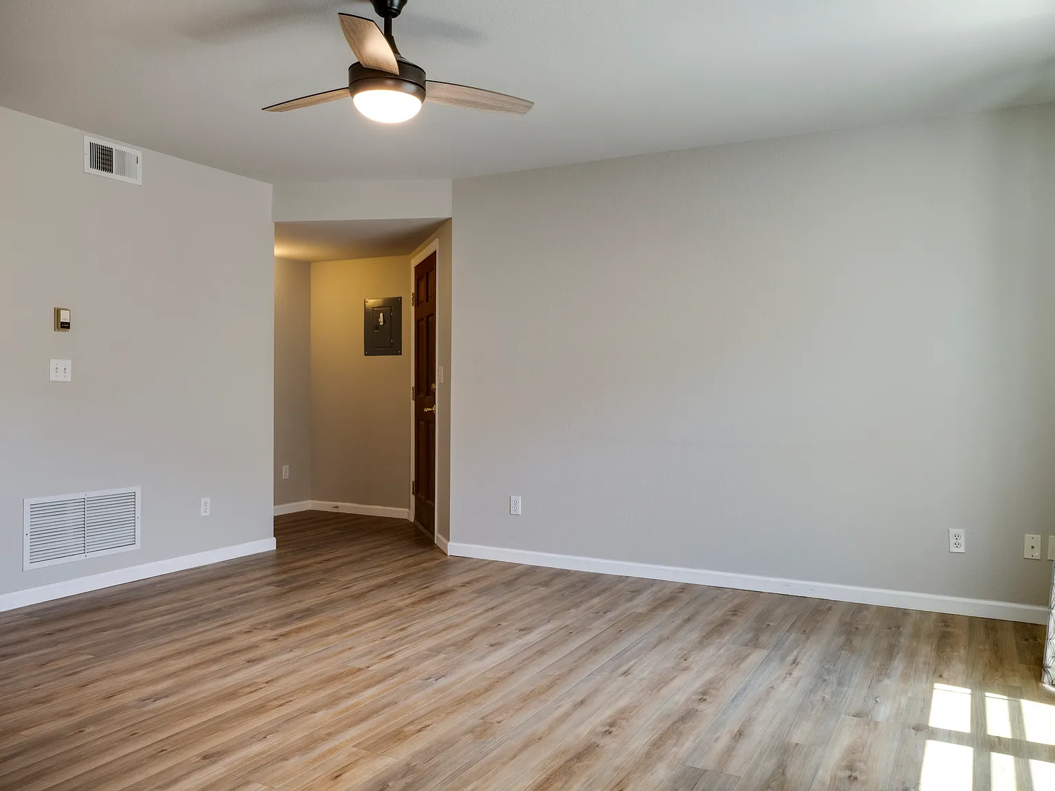 2 bed, 950 sqft, $2,500 — Photo 3