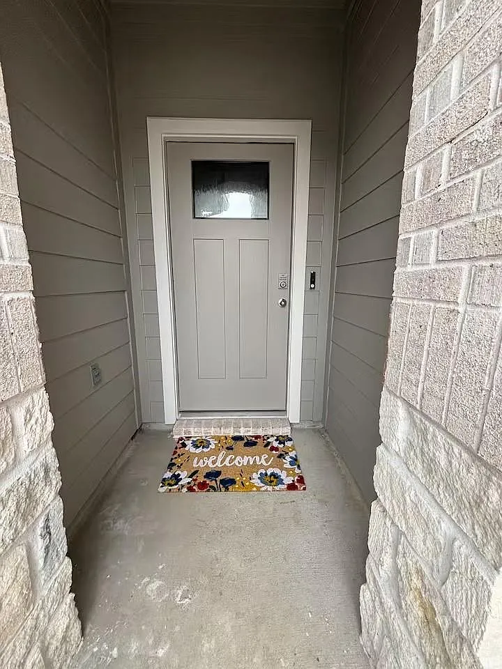 4 bed, 2.0 bath, 1830 sqft, $2,350 — Photo 2