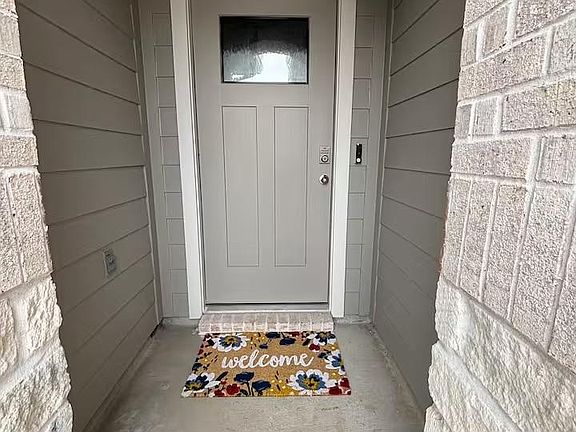 2nd image of 4915 Oakwood Dr