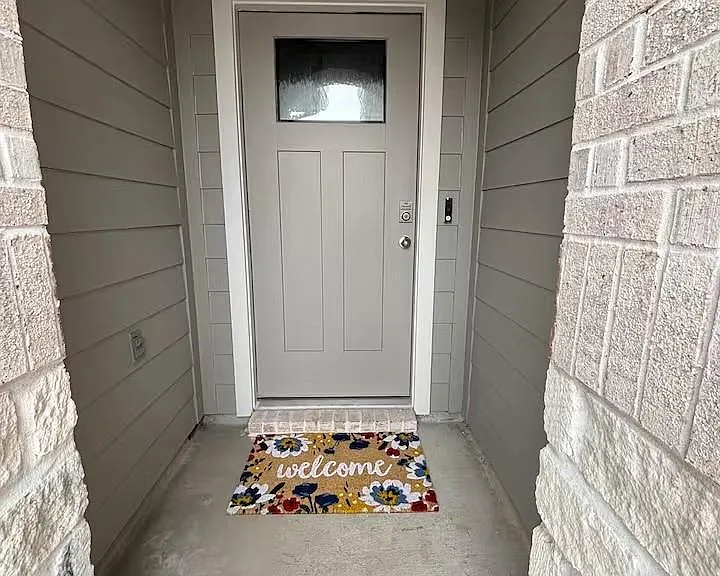 4915 Oakwood Dr — Photo 2