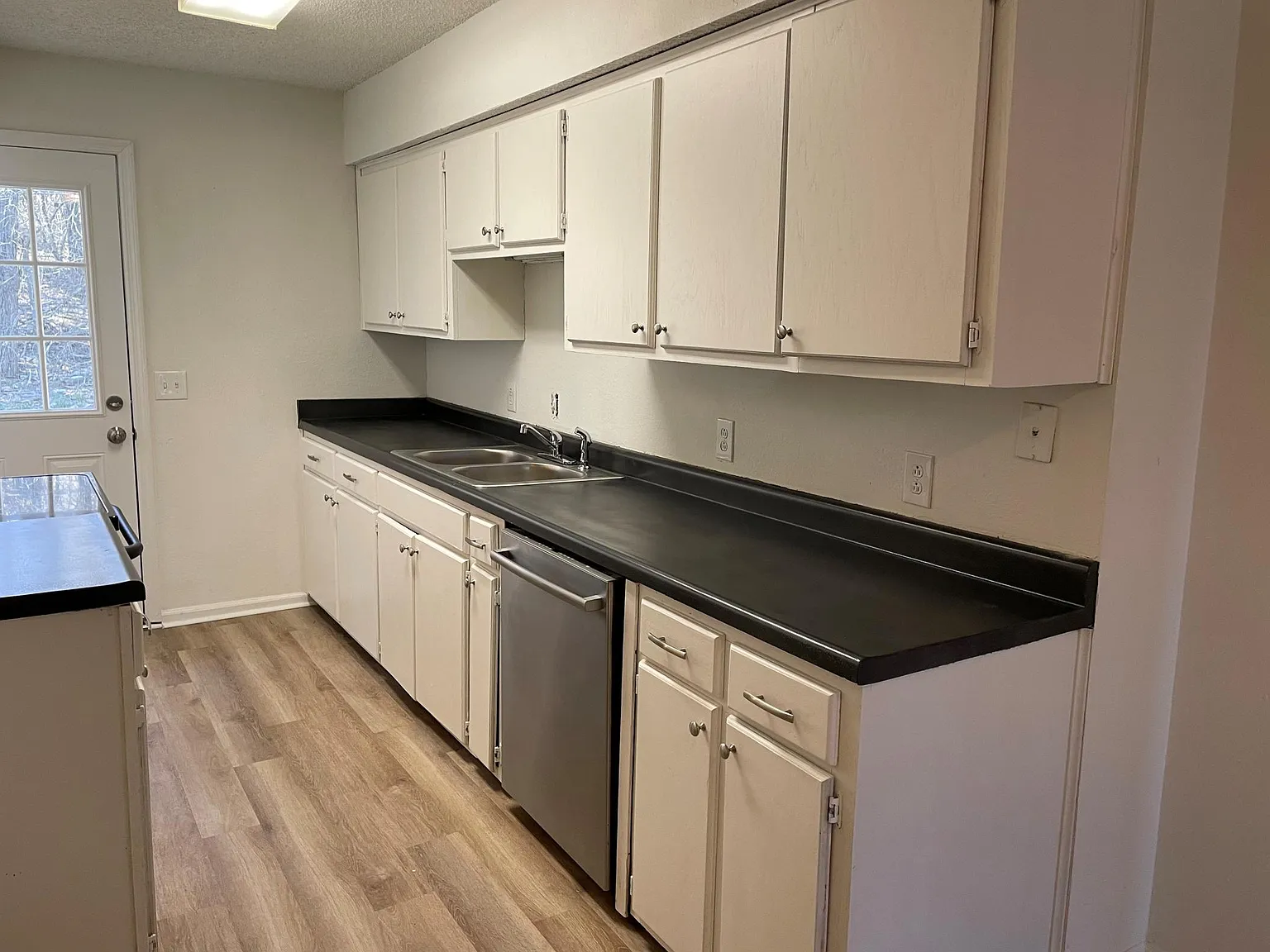 3 bed, 1032 sqft, $1,295 — Photo 2