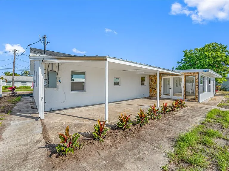 7930 Causeway Blvd S — Photo 44