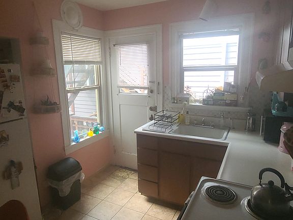 2nd image of 1820 E Thomas St #5