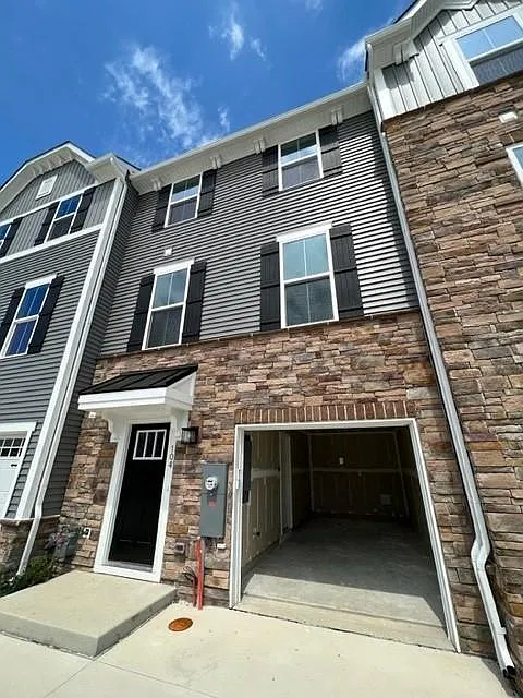 3 bed, 1960 sqft, $2,780 — Photo 2
