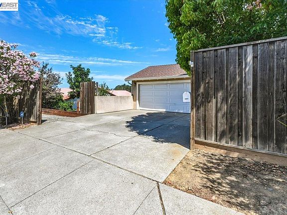 4th image of 27468 Hayward Blvd