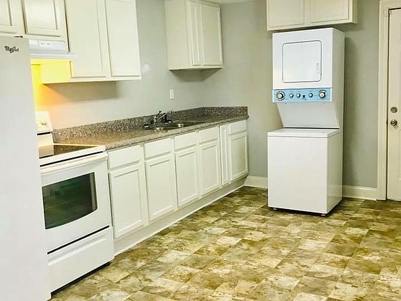 3rd image of 404 Thelma Dr