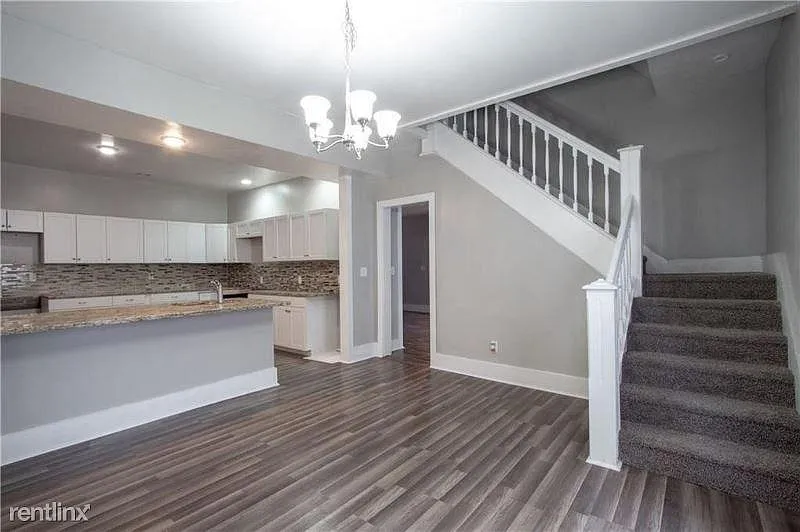 4 bed, 2.5 bath, 2800 sqft, $2,500 — Photo 2