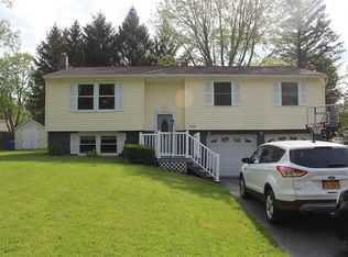 7996 Chariot Ln, Liverpool, NY 13090