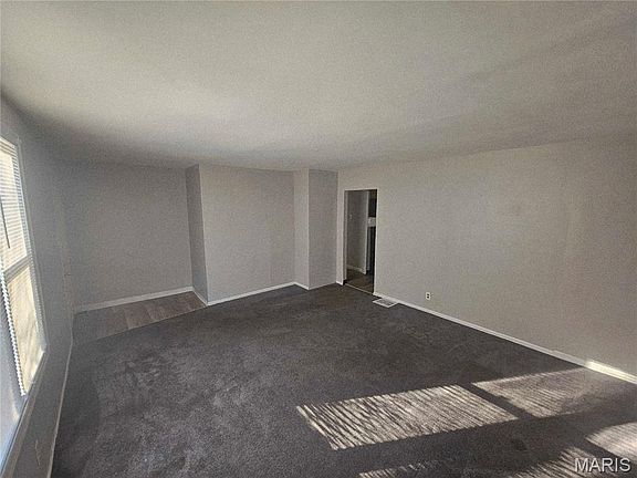 4th image of 491 Adrian Dr