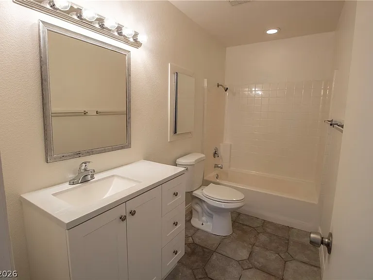 119 W Victory Rd — Photo 21