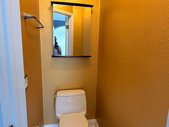 3rd image of 909 Lake Biscayne Way