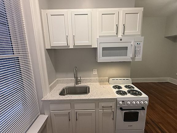 3rd image of 2724 Jefferson Ave APT 2